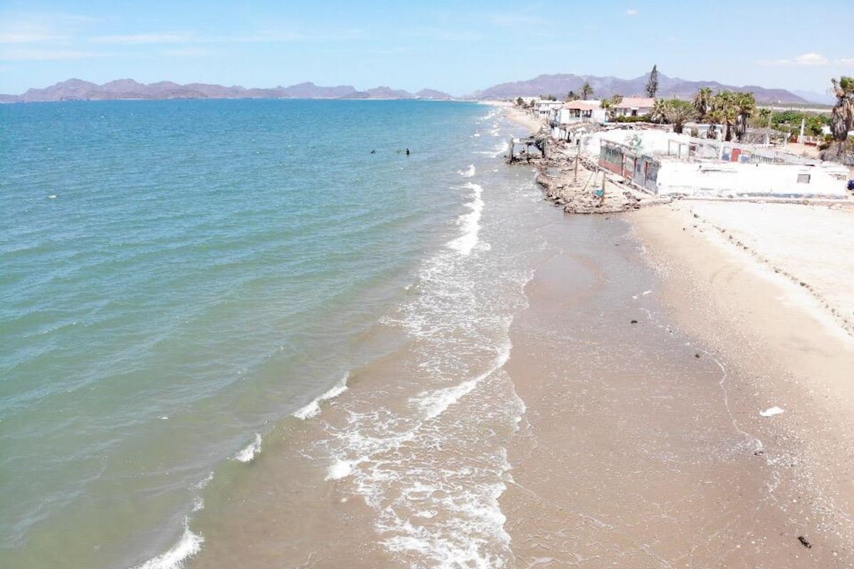 Protección Civil mantiene vigilancia en Playa El Cochórit y pide evitar el mar por condiciones marítimas