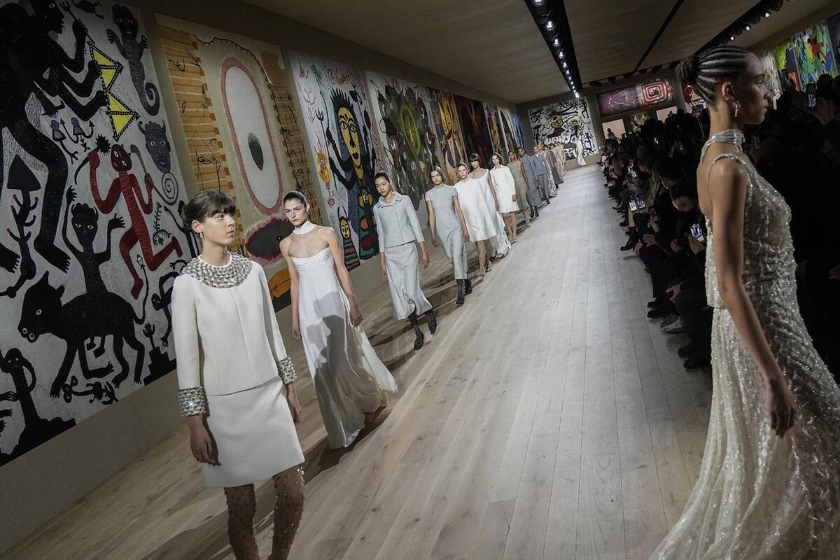 Fotos: Dior celebra en París la artesanía de la moda