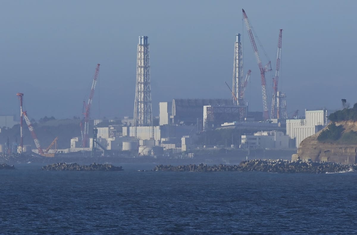 La central nuclear de Fukushima Daiichi, destruida por el tsunami, vista desde la ciudad de Namie, prefectura de Fukushima, Japón. 24 de agosto de 2023, en esta foto tomada por Kyodo. Kyodo/vía REUTERS