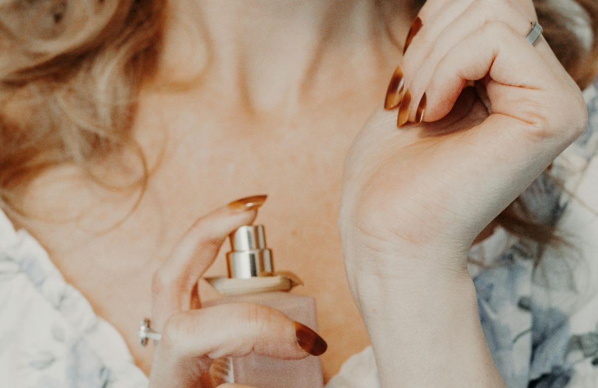 Cómo alargar la duración del perfume aplicándolo tras la crema hidratante | Foto: Especial (canva)