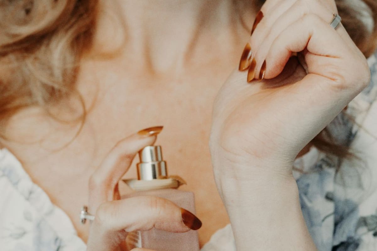 Dónde aplicar el perfume antes de una fiesta y qué hacer para que el aroma dure más horas sin tener que rociarlo constantemente