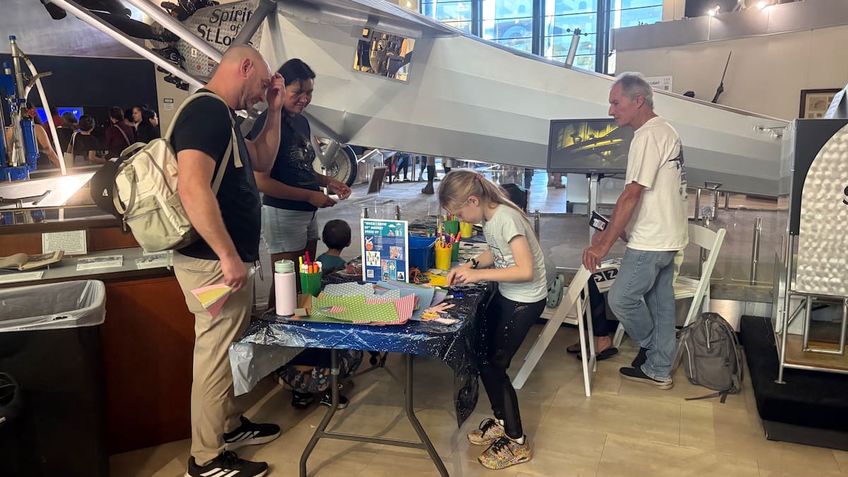 Miles de personas se reunieron en el Museo del Aire y el Espacio para celebrar el regreso de Artemis II, en un ambiente de emoción y orgullo por la misión espacial. Foto: Ana Gómez