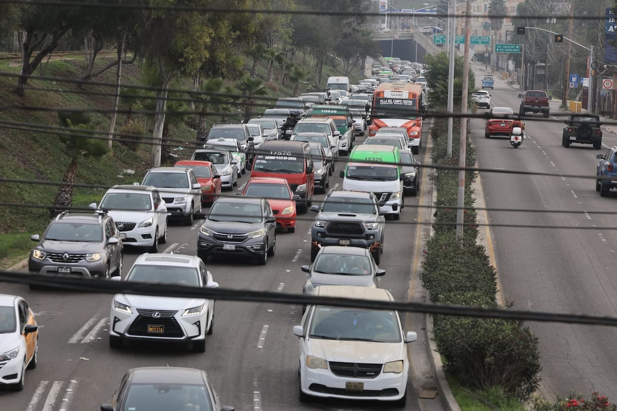 Caos vial en Zona Río por largas filas hacia cruce SENTRI previo a Navidad
