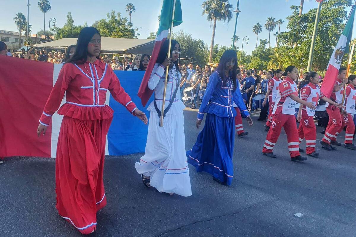 Estudiantes Seri participan en desfile del 20 de noviembre