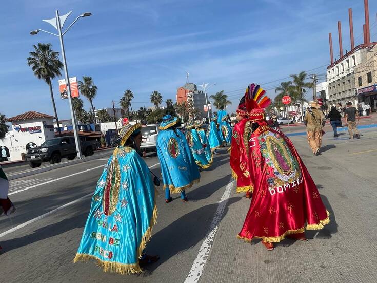 Peregrinación danzante recorre más de 10 kilómetros para festejar a la Virgen de Guadalupe en Rosarito
