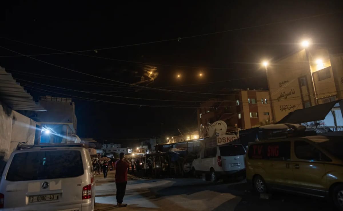 El ejército israelí lanza bengalas al cielo sobre un campamento de desplazados internos palestinos en Khan Yunis, sur de la Franja de Gaza. / EFE-Haitham Imad