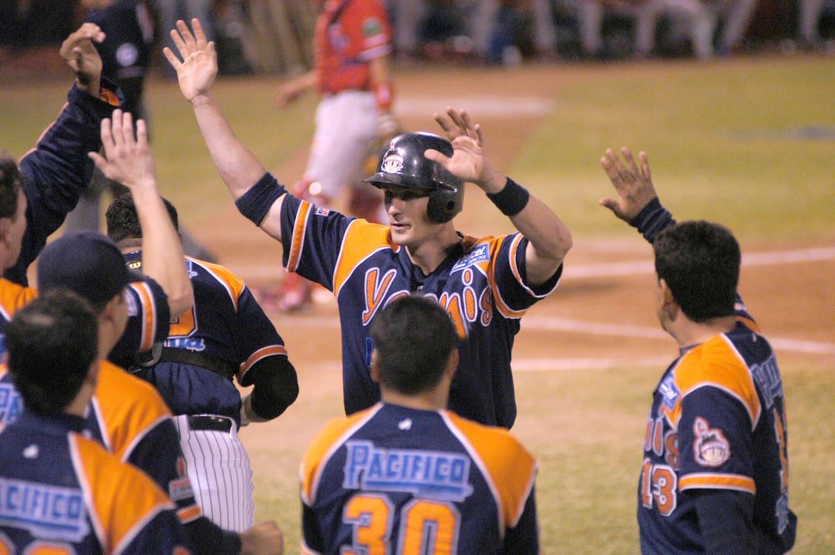 11 de enero del 2004: Chris coste anota después de ser impulsado por Jason Grabowski con jonrón de cuatro carreras en la novena entrada. (Foto: Jesús Alberto López - Grupo Healy)