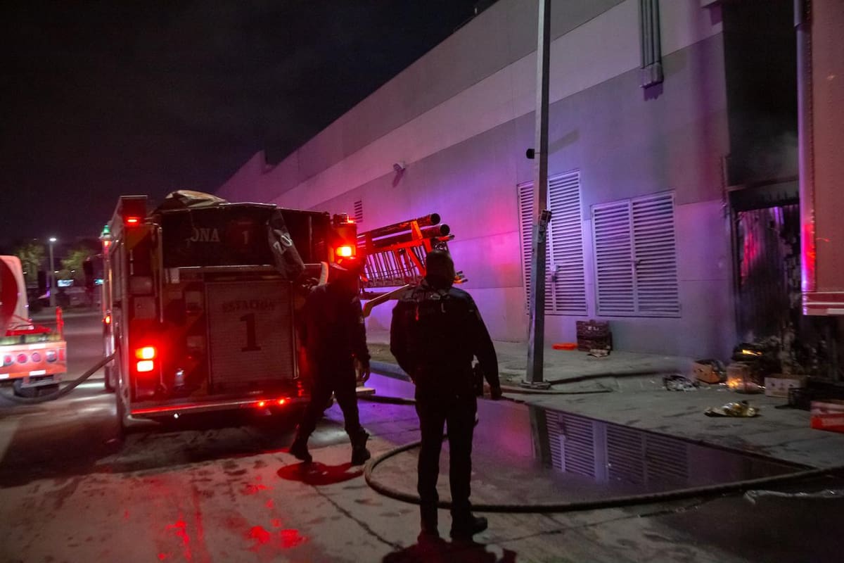 Bomberos derribaron una puerta de acero para acceder al área del contenedor. Foto: Border Zoom