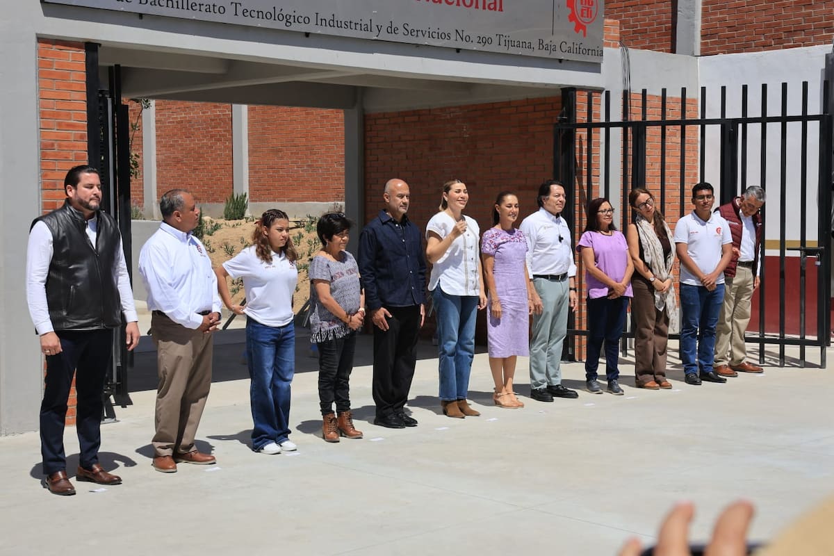 La presidenta Claudia Sheinbaum Pardo encabezó la inauguración del CBTis 290 en el fraccionamiento Natura, en la zona este de Tijuana, acompañada por autoridades federales, estatales y municipales. Foto: Sergio Ortíz.