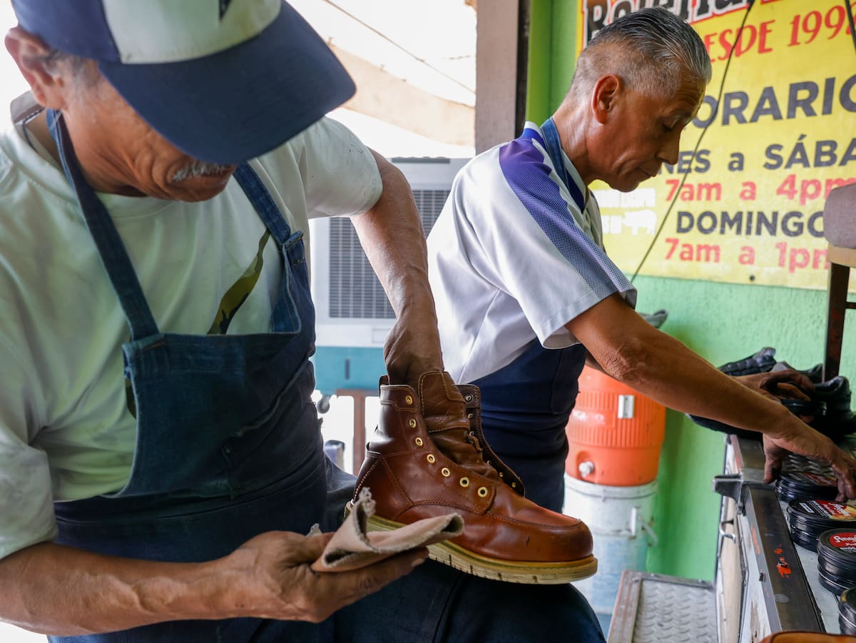 La historia de Javier comenzó como la de muchos boleros de antaño: con un pequeño cajón recorría las calles de la ciudad y ofrecía sus servicios a los transeúntes.│Foto: Juan J. Morales