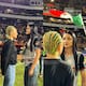 Camila Zamorano y la japonesa Sana Hazuki protagonizan cara a cara durante juego de los Naranjeros de Hermosillo en el Estadio Fernando Valenzuela