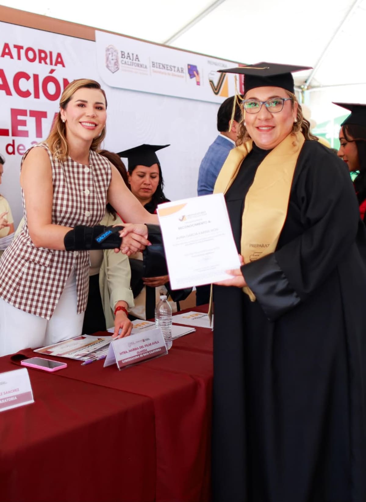 La mandataria estatal participó en la entrega de certificados a 300 beneficiarias que concluyeron sus estudios de educación media superior. Foto: Cortesía