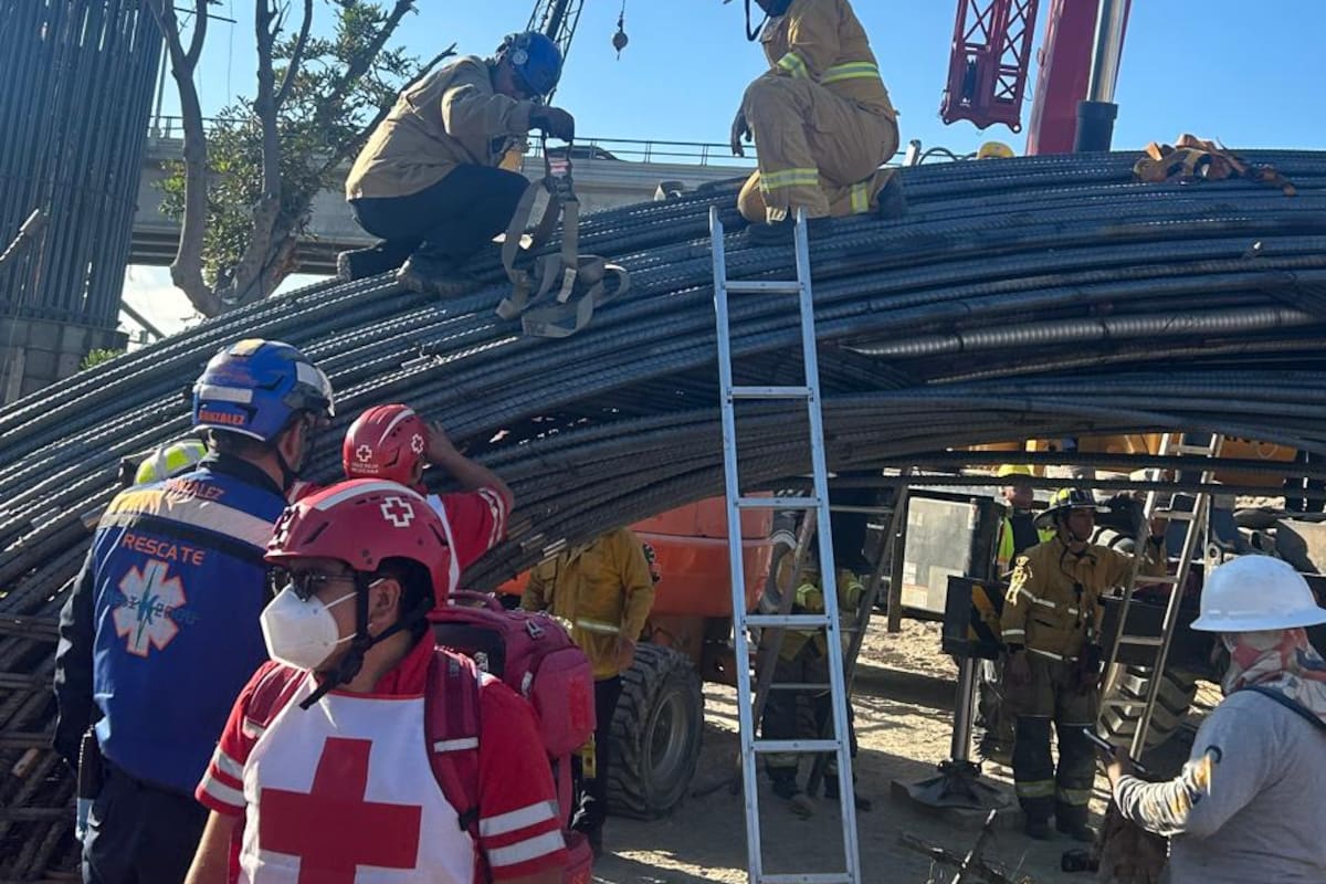Rescatan a dos trabajadores en obra de viaducto