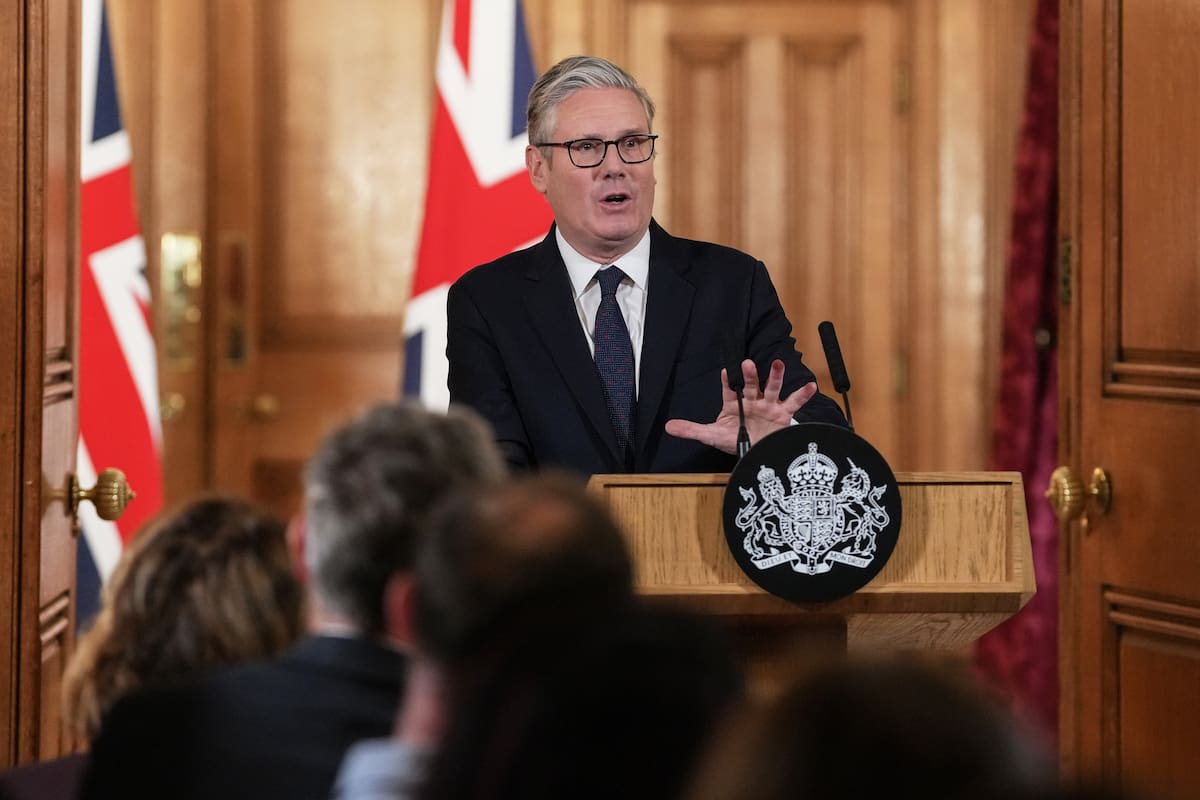 ARCHIVO. El primer ministro británico, Keir Starmer, asiste a una conferencia de prensa para anunciar medidas de protección de los niños en internet, en la residencia oficial del primer ministro, en el centro de Londres, el lunes 15 de junio de 2026. | Crédito: Carlos Jasso/ Pool Foto via AP