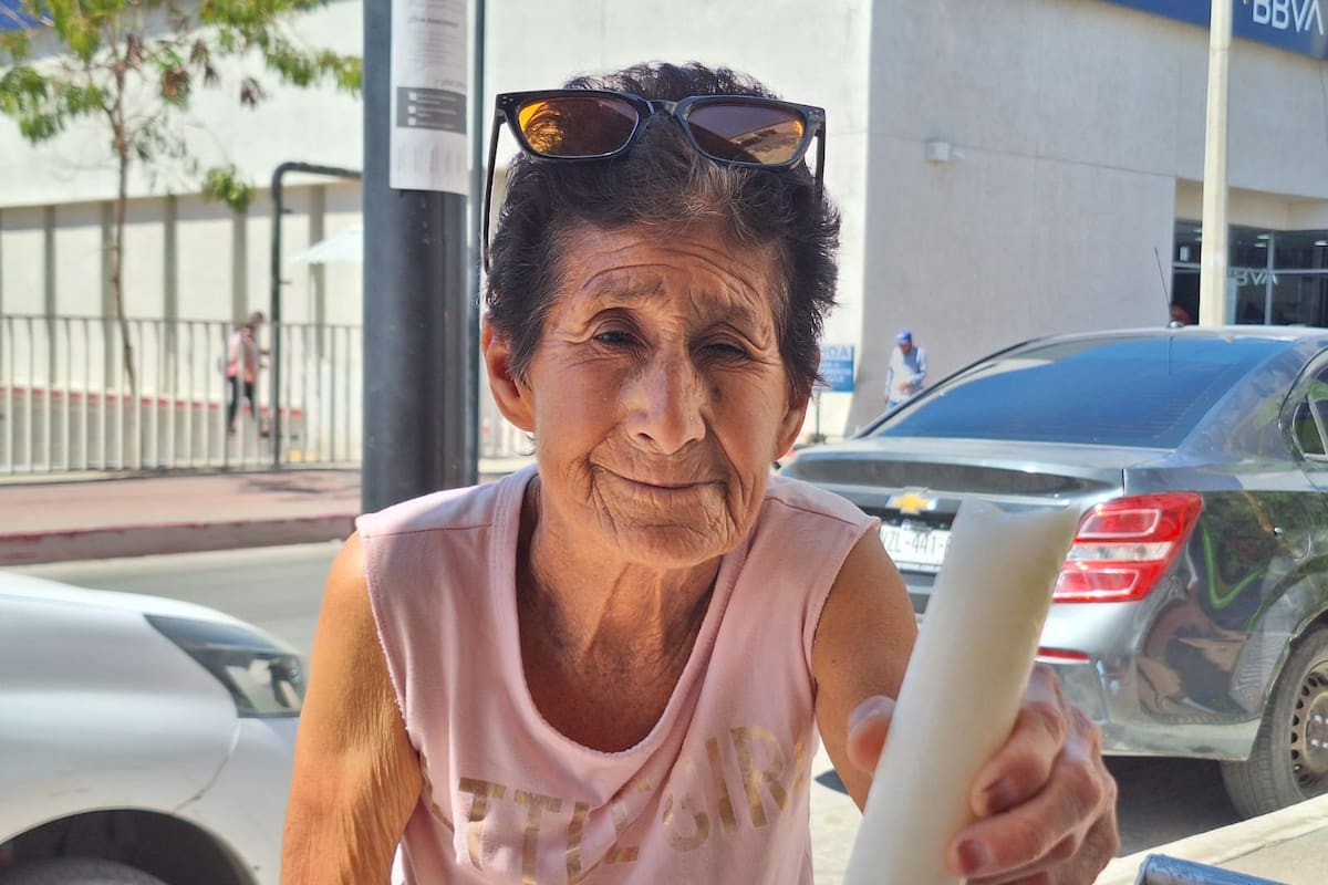 A sus 74 años, María del Rosario sigue trabajando bajo el sol para ganarse la vida