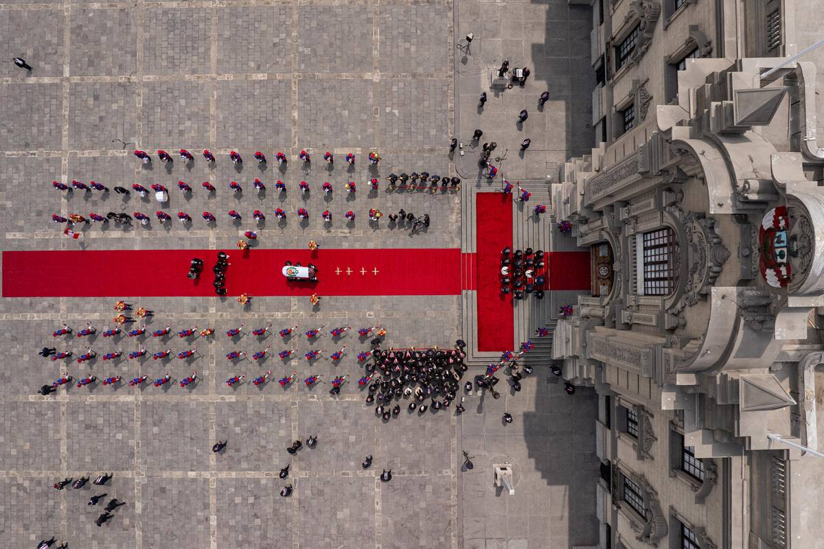Fotografía cedida por la Presidencia de Perú del encuentro de la presidenta de Perú, Dina Boluarte, con el cortejo fúnebre del fallecido expresidente de Perú, Alberto Fujimori, este sábado, en Lima (Perú). Foto: EFE Presidencia de Perú