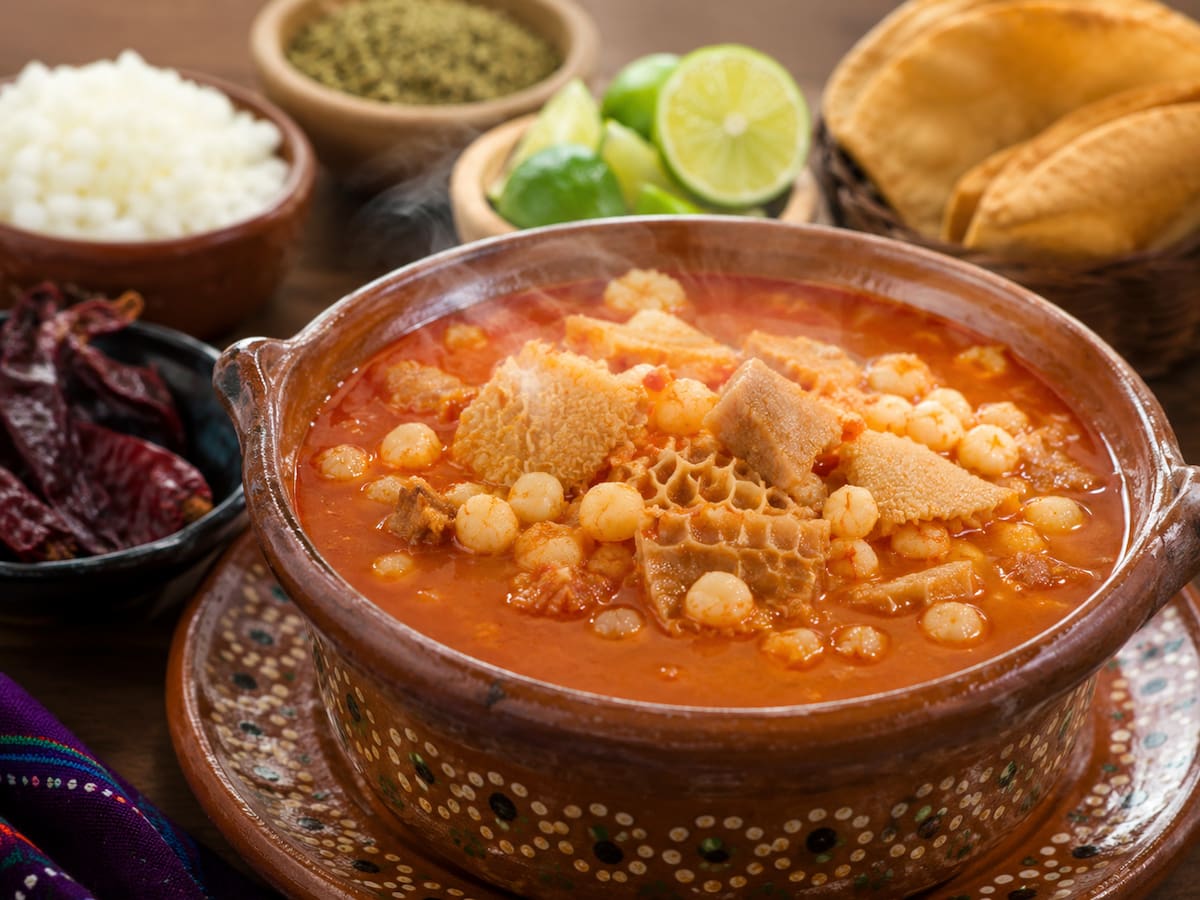 El menudo tiene su origen en la fusión de la cocina española y la prehispánica, con similitudes a los callos a la madrileña.