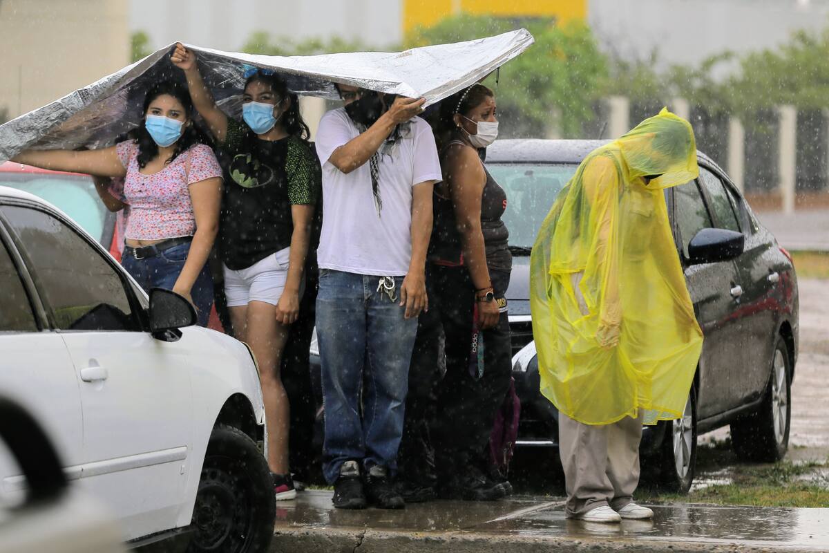 Vacunación antiCovid | A los jóvenes de Hermosillo "les vale la lluvia" y se quedan en la fila para vacunarse