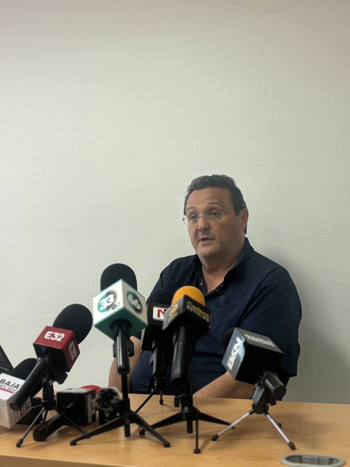 El IMOS pidió a los ayuntamientos de Baja California destinar recursos para construir paraderos, tras el accidente en el que murió una niña en Tijuana.
Fotos: Lorena Yaneim Salinas.