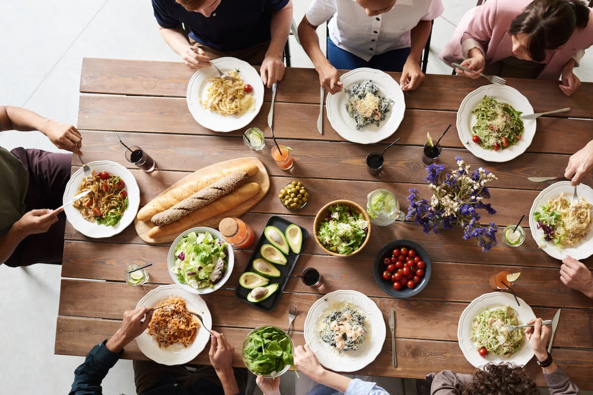 ¿Es recomendable no cenar de manera abundante? Esto dicen los expertos
