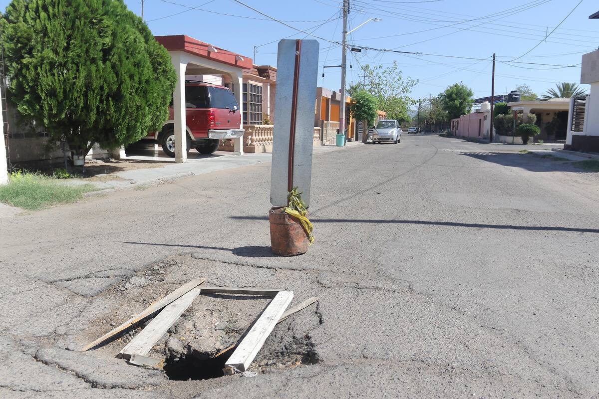Reportan vecinos hundimiento en Los Arcos