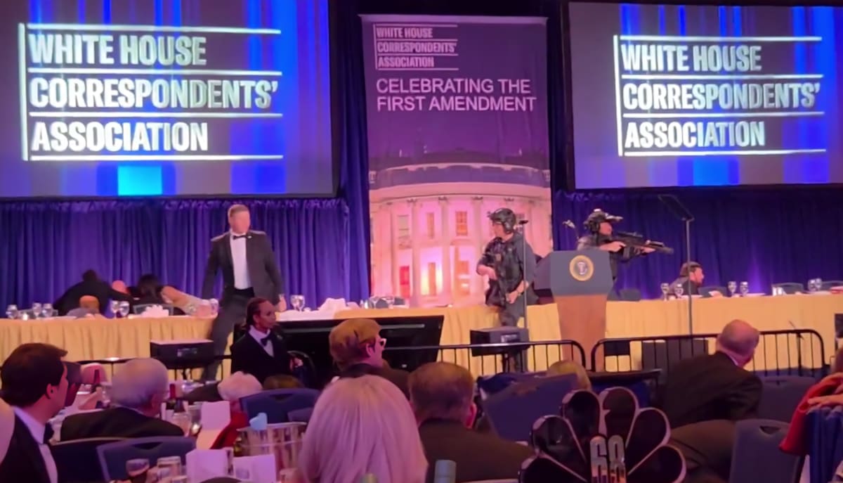 Agentes del Servicio Secreto sacaron al mandatario del lugar mientras hombres armados con rifles aparecían en el salón. | Crédito: captura en X (@stevennelson10)