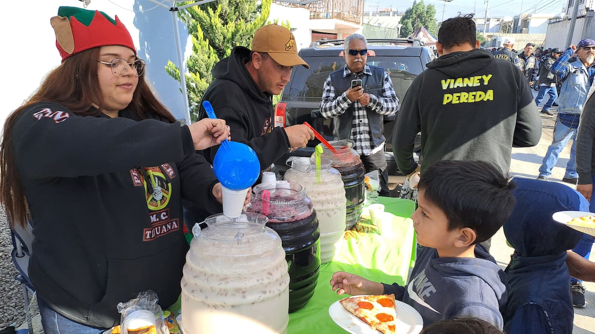 Más de 300 motociclistas reunieron juguetes y comida para regalar una Navidad adelantada a familias de Jardín Dorado en el Toy Run. Foto: Cortesía