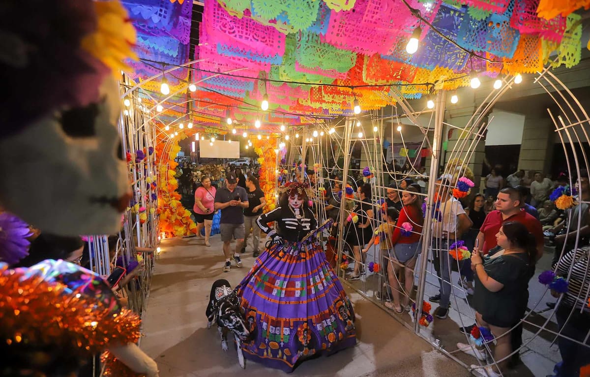 Participantes de todas las edades, incluidos niños y mascotas, recorrerán las calles de Hermosillo durante la tradicional Marcha de las Catrinas. FOTO: BANCO DIGITAL