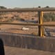 Automovilistas evitan filas del Puente Río Colorado cruzando por debajo de la estructura