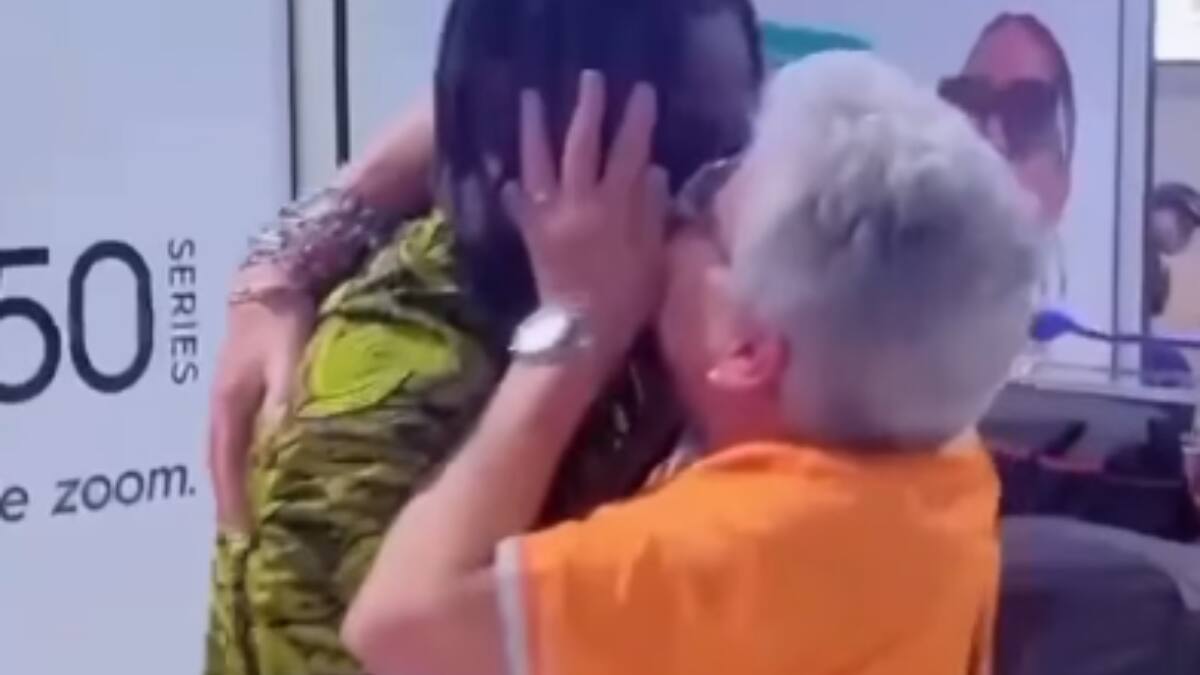 Mujer francesa de 81 años viaja a Senegal para conocer a su novio de 24 tras dos años de relación virtual (VIDEO)