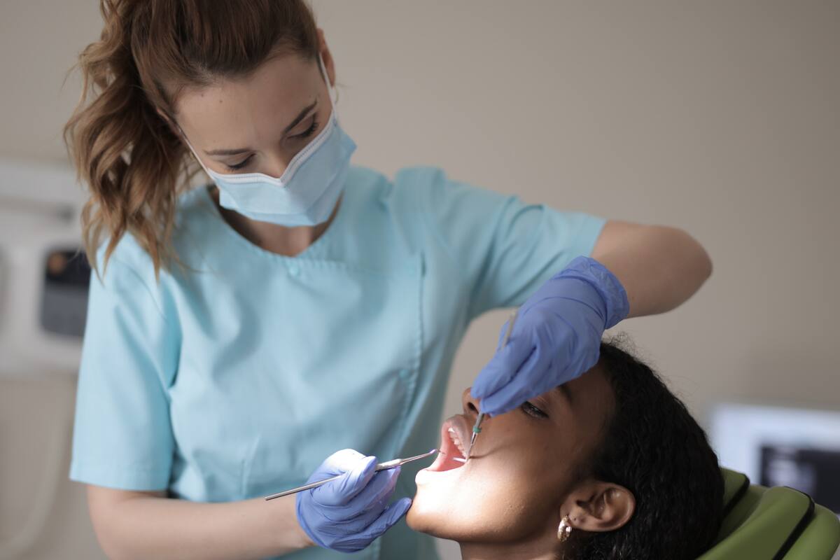 Estudian relación entre la salud bucal y el dolor crónico en mujeres