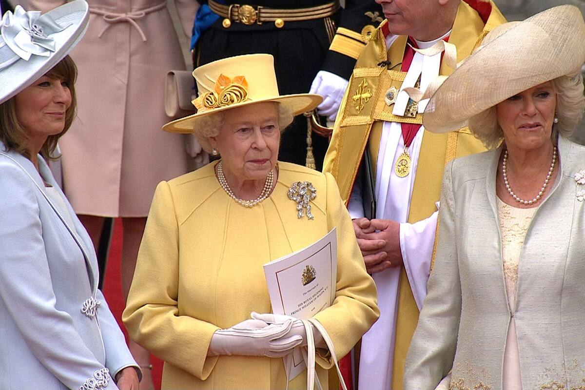 Reina Isabel planta árbol a sus 93 años