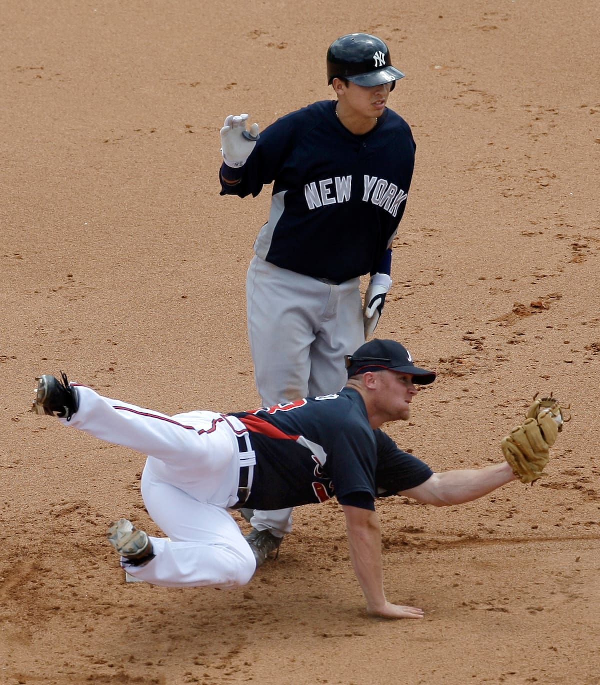 Ramiro Peña jugando con los Yankees durante el Spring Training 2009, portando el jersey azul con las letras grises de "New York". (AP Photo/Rob Carr)