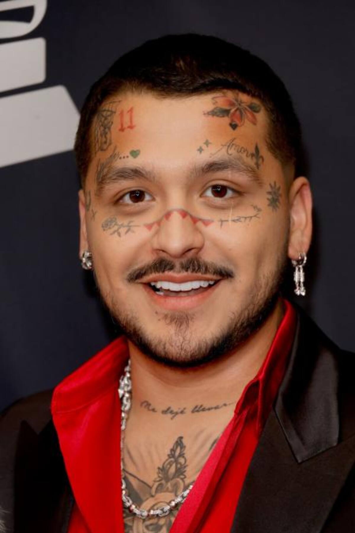 Nodal con tatuajes en el rostro