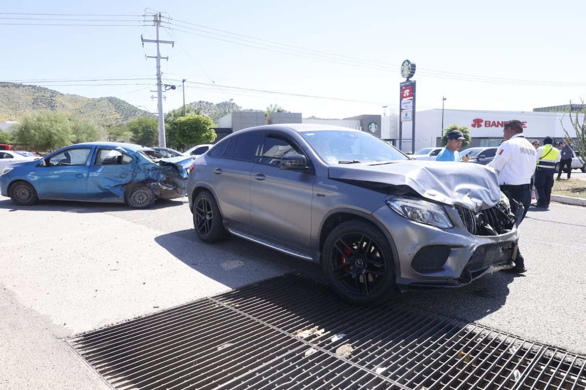 Fuerte choque en Hermosillo deja tres personas lesionadas