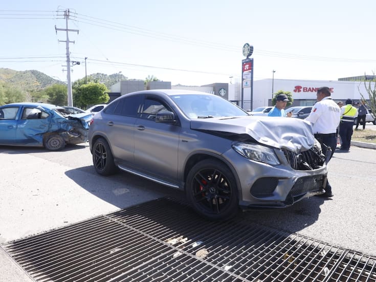 Fuerte choque en Hermosillo deja tres personas lesionadas