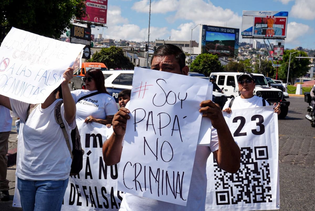 Luego de mantenerse en el palacio por algunos minutos, el colectivo partió nuevamente en ruta a la Fiscalía General del Estado. Foto: Leonardo González