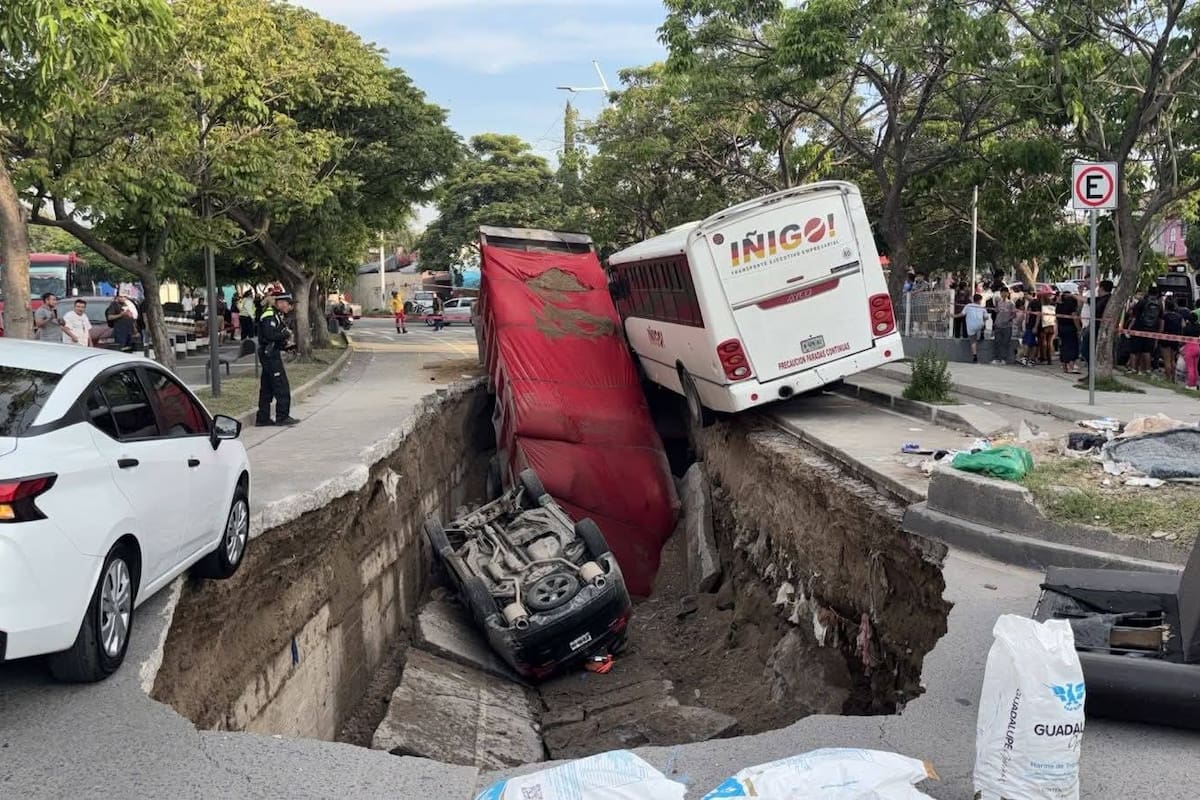 Socavón de 25 metros en avenida Malecón deja cuatro lesionados y caos vial en Guadalajara