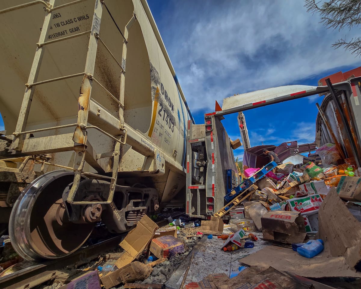 Un tren impacta la caja de un tractocamión cuyo conductor intentó cruzar las vías sobre la calzada Héctor Terán Terán, a la altura del parque industrial Marán. El accidente provocó el cierre de la vialidad durante varias horas. (Foto: Javier Gallegos)