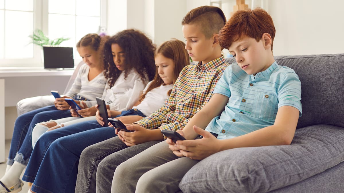 Especialistas recomiendan limitar el uso de pantallas, acompañar activamente a los menores y fomentar actividades desconectadas desde edades tempranas/Foto: Canva