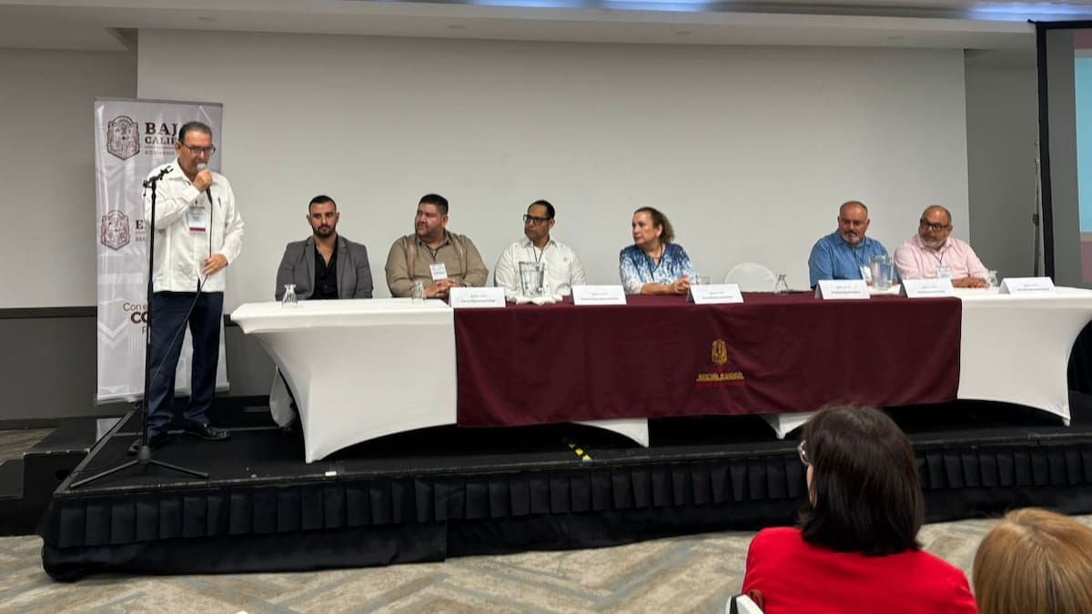Docentes participan en la creación de nueva guía de actuación escolar tras protestas