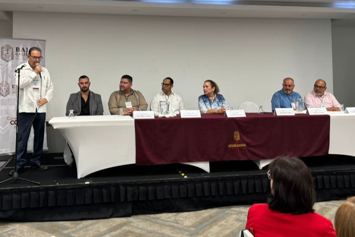 Docentes participan en la creación de nueva guía de actuación escolar tras protestas