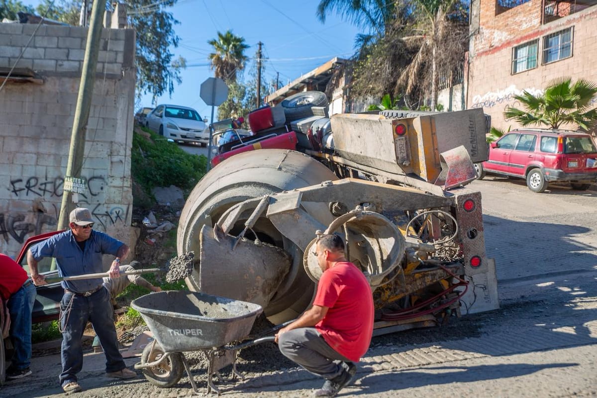 Una máquina cargada con cemento volcó en una vialidad en pendiente; no hubo personas lesionadas. Foto: Cortesía