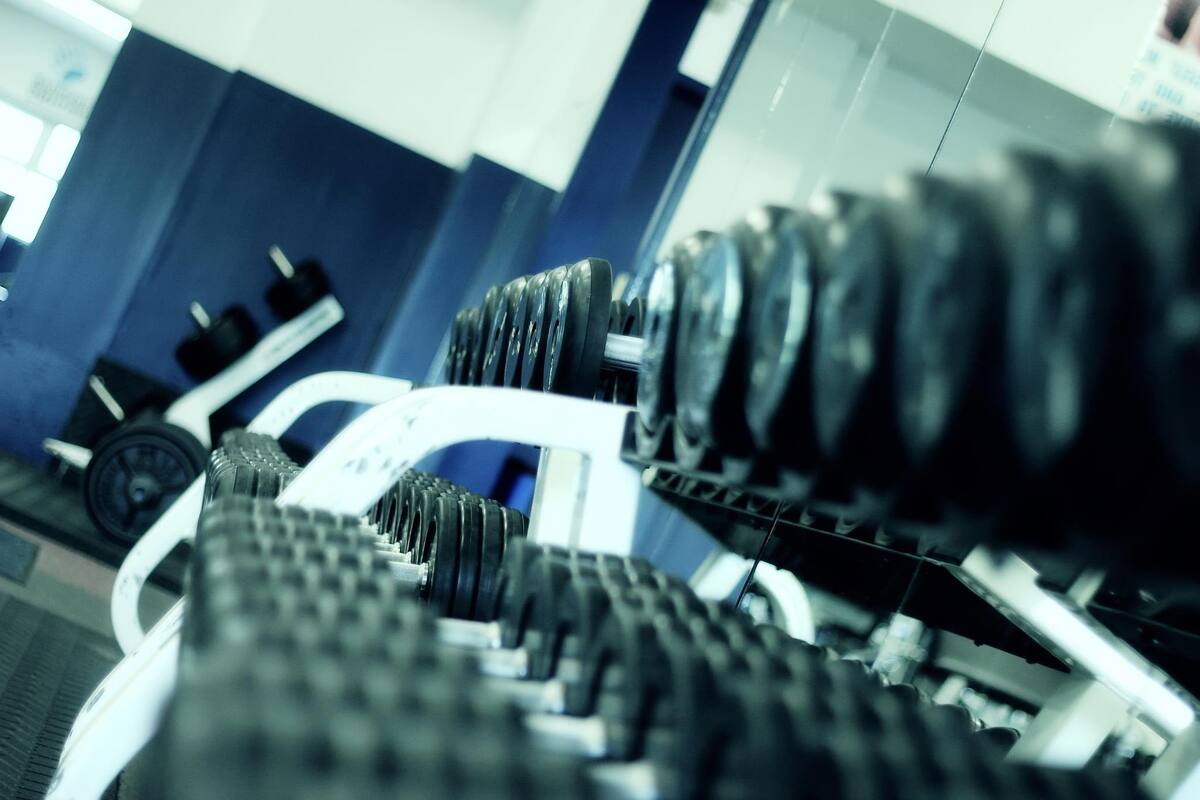 Hombre que estaba solo en un gimnasio quedó atrapado bajo las pesas y tuvo que esperar 33 minutos para que lo auxiliaran