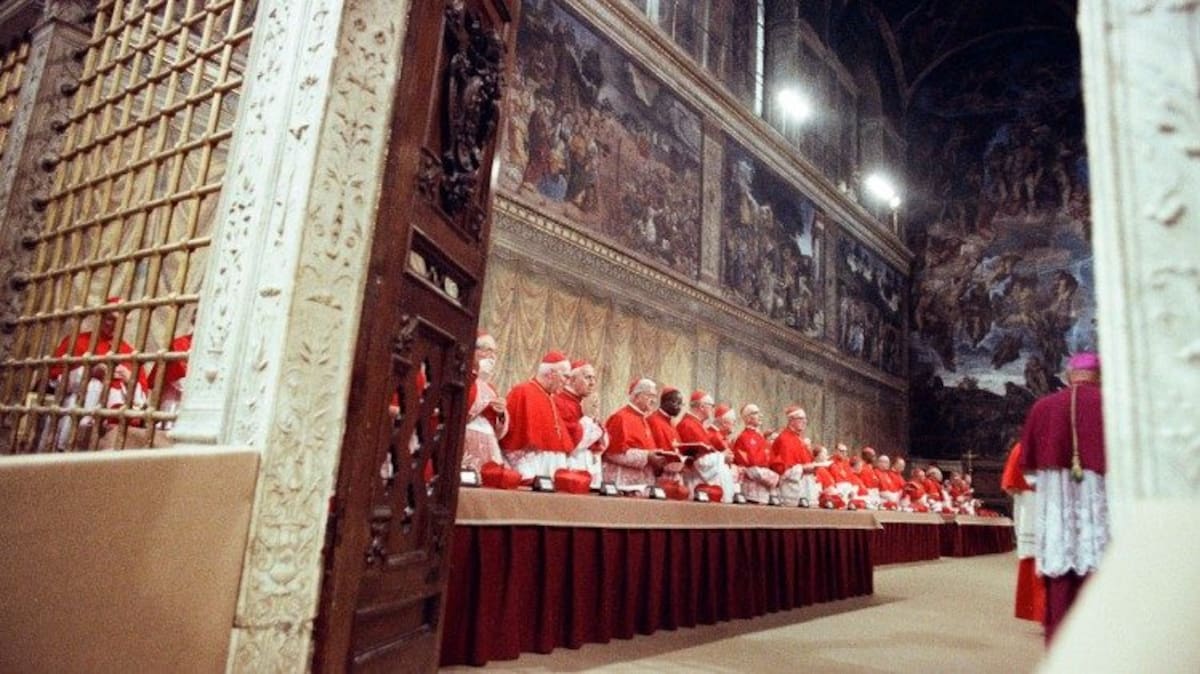Juan Pablo II lo hizo en cuatro consistorios, llegando a 134 electores en 2001. Benedicto XVI también rebasó el límite en dos ocasiones, con 125 cardenales votantes en 2012. Foto: Vatican News.