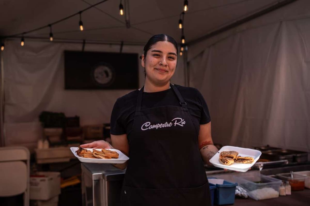La primera edición de Sabor a Tijuana 2026 ofrece gastronomía local e internacional, reúne a 52 expositores y concluirá con un concierto de Benny Ibarra.
Fotos: Border Zoom.