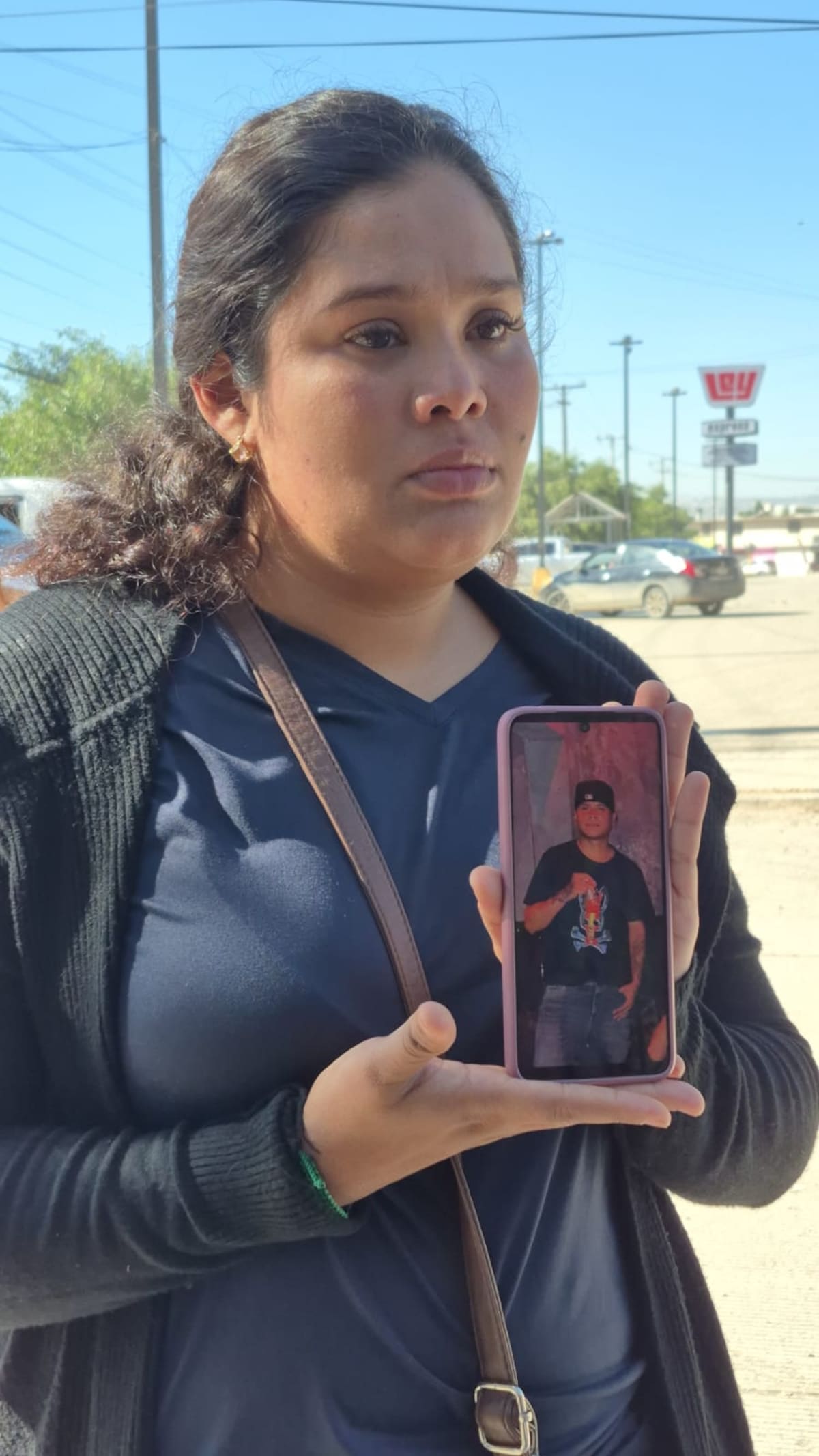 Familiares de 11 migrantes desaparecidos denunciaron la falta de información sobre sus seres queridos, luego de que la Guardia Costera de Estados Unidos suspendiera el operativo tras localizar a 16 personas. Foto: Khennia Reyes