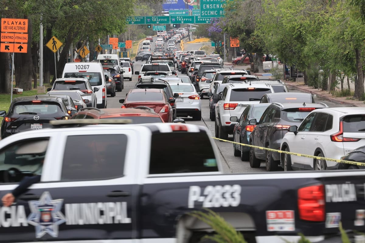 El aumento de cruces hacia Estados Unidos provocó congestionamiento severo en vialidades clave de Tijuana desde primeras horas del día. Foto: Sergio Ortiz