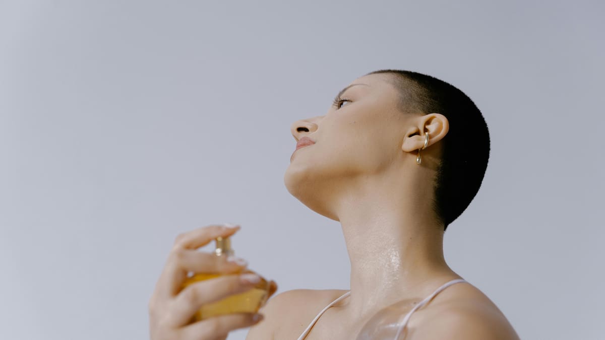 ¿Por qué aplicar perfume en el cuello es la peor opción para tu salud? Esto explican los expertos