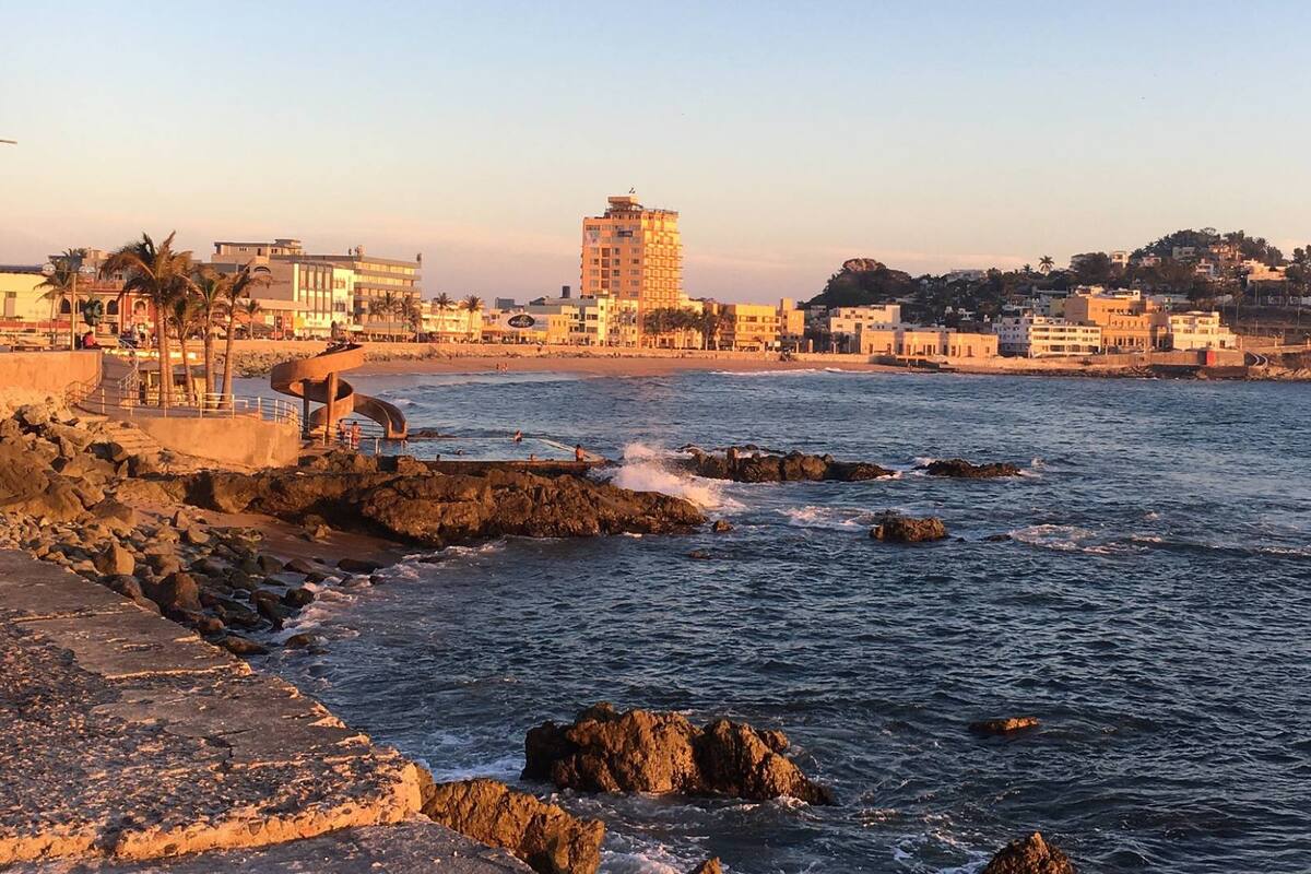 Dos turistas mueren al ser arrastrados por las fuertes corrientes en playas de Mazatlán: Uno era un menor de edad